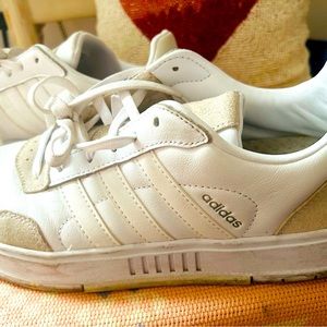 ADIDAS COURTMASTER CLOUD FOAM SNEAKERS! W/ SUEDE DETAILS!